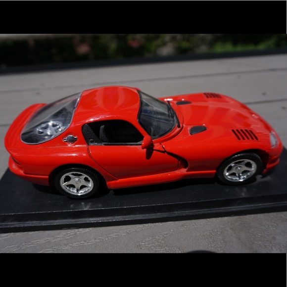 Maisto Dodge Viper GTS (1997) - Picture 4 of 5